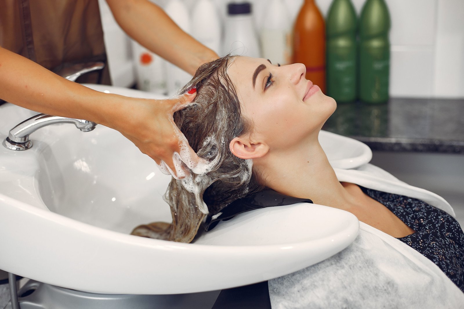 woman-washing-head-hairsalon-1-scaled